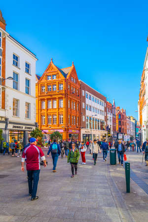 DUBLIN, IRELAND, MAY 9, 2017: People are strolling through a busy street in the central Dublin, Irelandのeditorial素材