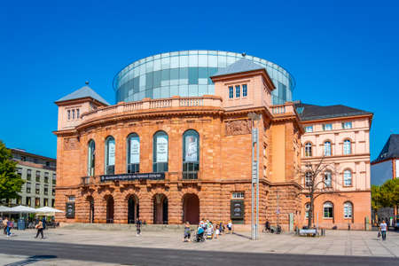MAINZ, GERMANY, AUGUST 17, 2018: Tourists are passing by the Staatstheatre in the center of Mainz, Germanyのeditorial素材