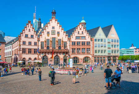 FRANKFURT, GERMANY, AUGUST 18, 2018: Tourists are enjoying a summer sunny day on Romerberg square in Frankfurt, Germany.のeditorial素材
