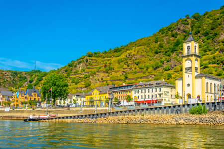 ST. GOARSHAUSEN, GERMANY, AUGUST 16, 2018: View of riverside promenade at St. Goarshausen in Germanyのeditorial素材