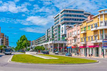 COIMBRA, PORTUGAL, MAY 20, 2019: Traffic at the square Praca Princesa Cindazunda at Coimbra, Portugalのeditorial素材