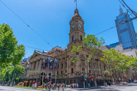 MELBOURNE, AUSTRALIA, DECEMBER 31, 2019: People are passing Melbourne town hall, Australiaの写真素材