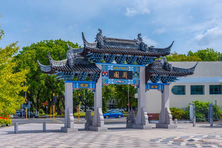 Chinese gate in front of Lan Yuan chinese gardens in Dunedin, New Zealandのeditorial素材