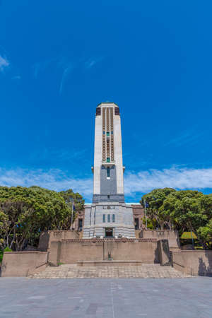 National War memorial in front of the National gallery of New Zealand in Wellingtonのeditorial素材