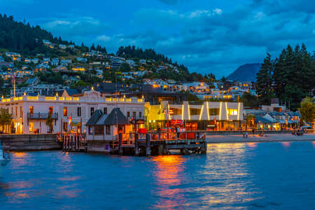 QUEENSTOWN, NEW ZEALAND, JANUARY 27, 2020: Sunset view of waterfront of Queenstown, New Zealandの写真素材