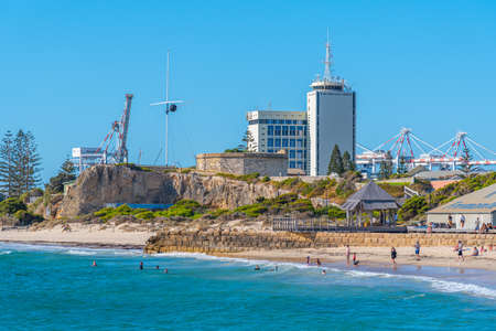 FREMANTLE, AUSTRALIA, JANUARY 19, 2020: Roundhouse behind bathers beach in Fremantle, Australiaのeditorial素材