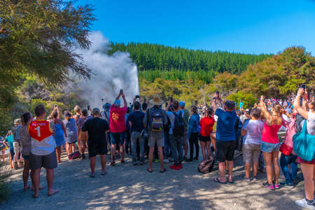ROTORUA, NEW ZEALAND, FEBRUARY 11, 2020: People are watching eruption od lady know geyser at New Zealandのeditorial素材