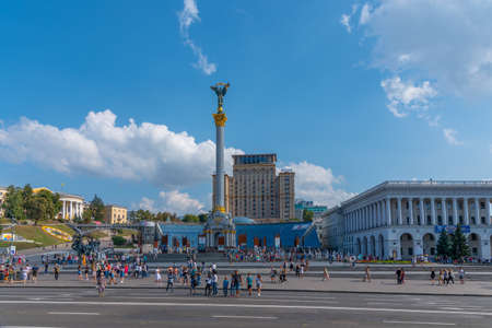KYIV, UKRAINE, SEPTEMBER 1, 2019: People are strolling in front of the independence memorial at Maidan Nezalezhnosti square in Kyiv, Ukraineのeditorial素材