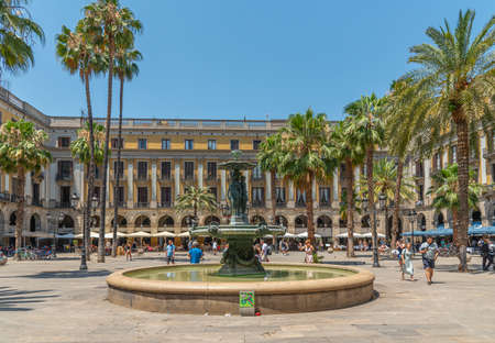 BARCELONA, SPAIN, JUNE 30, 2019: People are admiring fountain on Placa Reial in Barcelona, Spainのeditorial素材