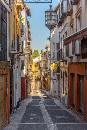 GRANADA, SPAIN, JUNE 23, 2019: Narrow street in Albaicin district of Granada, Spainのeditorial素材