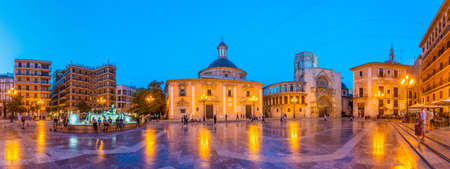 VALENCIA, SPAIN, JUNE 17, 2019: Night view of Plaza de la Virgen in Valencia, Spainのeditorial素材