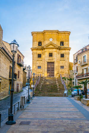 View of a narrow street in Enna, Sicily, Italyのeditorial素材