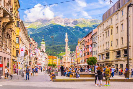 INNSBRUCK, AUSTRIA, JULY 27, 2017: People are passing through the town square dominated by Annaのeditorial素材