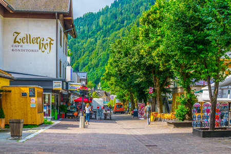 ZELL AM SEE, AUSTRIA, JULY 29, 2016: People are strolling through the historical center of Zell am See town in Austria.のeditorial素材