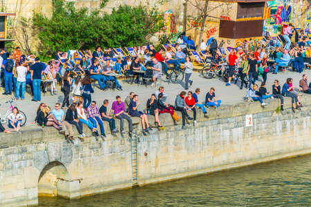 VIENNA, AUSTRIA, FEBRUARY 2, 2016: People are enjoying a sunny day of waterfront of the donau channel in Vienna, Austria.のeditorial素材