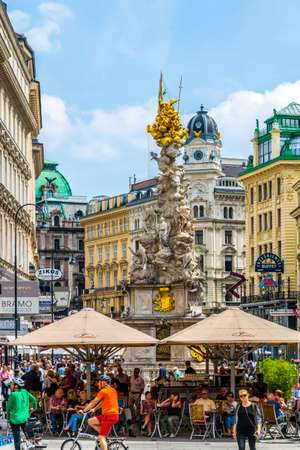 VIENNA, AUSTRIA, JUNE 2016: People are enjoying sunny day in cafe next to the memorial Plague column (Pestsaule) on Graben street in Vienna.のeditorial素材