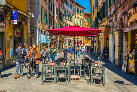 PISA, ITALY, MARCH 14, 2016: people are enjoying sunny day at spring strolling through boulevard corso italia in the italian city Pisa.のeditorial素材