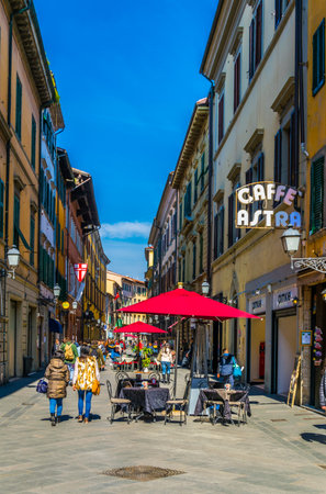 PISA, ITALY, MARCH 14, 2016: people are enjoying sunny day at spring strolling through boulevard corso italia in the italian city Pisa.のeditorial素材