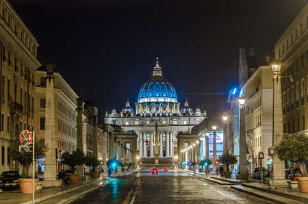 VATICAN, VATICAN, JUNE 1, 2014: Cars are waiting on traffic lights in front of saint peters basilica in vaticanのeditorial素材