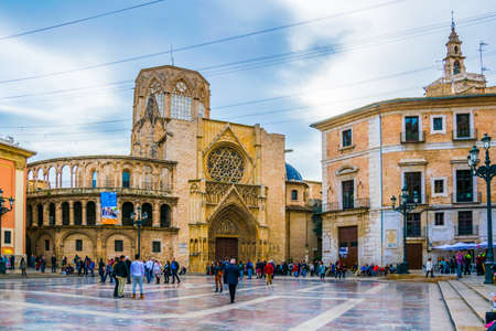 VALENCIA, SPAIN, DECEMBER 30, 2015: People are passing by the cathedral in spanish city valenciaのeditorial素材