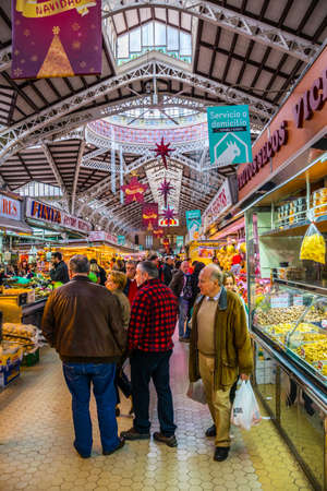 VALENCIA, SPAIN, DECEMBER 30, 2015: Customers are doing their groceries inside of the central market in valencia.のeditorial素材