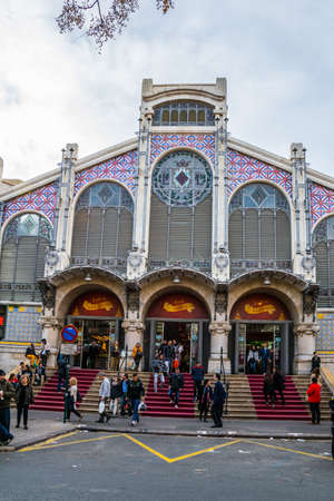 VALENCIA, SPAIN, DECEMBER 30, 2015: View of traffic on a street in front of the central market in spanish city valenciaのeditorial素材