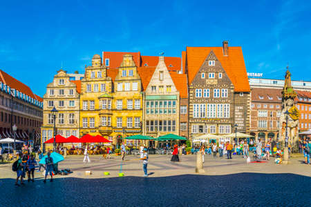 BREMEN, GERMANY, AUGUST 30, 2016: People are walking through the am markt square in the center of Bremen, Germany.のeditorial素材