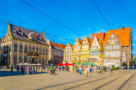 BREMEN, GERMANY, AUGUST 30, 2016: People are walking through the marktplatz square with the bremen Roland statue in the center of Bremen, Germany.のeditorial素材