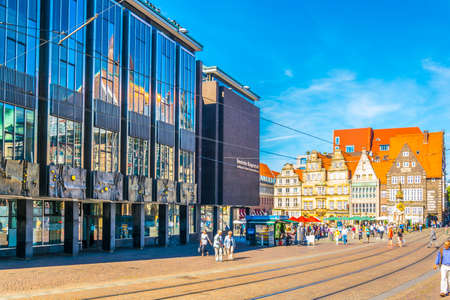 BREMEN, GERMANY, AUGUST 30, 2016: People are walking through the marktplatz square with the bremen Roland statue in the center of Bremen, Germany.のeditorial素材