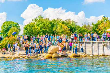 COPENHAGEN, DENMARK, AUGUST 21, 2016: People are admiring little mermaid statue in Copenhagen, Denmark.のeditorial素材