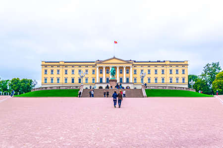 OSLO, NORWAY, AUGUST 24, 2016: People are strolling in front of the Royal Palace in Oslo, the capital of Norwayのeditorial素材