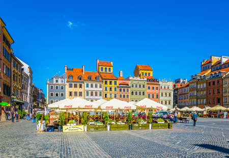 WARSAW, POLAND, AUGUST 12, 2016: View of the old town square in warsaw during summer morning, Poland.のeditorial素材