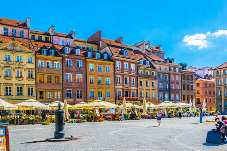 WARSAW, POLAND, AUGUST 12, 2016: View of the old town square in warsaw during summer morning, Poland.のeditorial素材
