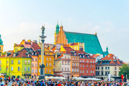 WARSAW, POLAND, AUGUST 13, 2016: People are walking over the castle square in front of the royal castle and sigismundのeditorial素材