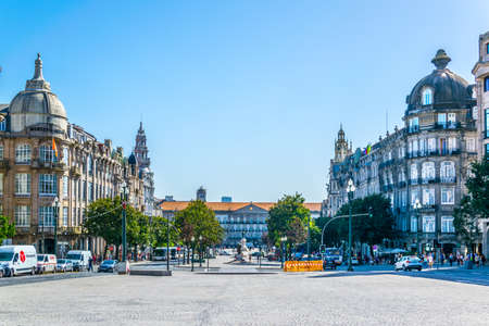 PORTO, PORTUGAL, SEPTEMBER 5, 2016: People are strolling along avenida dos aliados in Porto, Portugalのeditorial素材