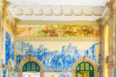 PORTO, PORTUGAL, SEPTEMBER 3, 2016: Azulejos mosaics in the main train station in Porto, Portugal.のeditorial素材