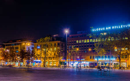 ZURICH, SWITZERLAND, OCTOBER 24, 2015: night view of Sechsenlautenplatz square in the swiss city zurich which is dominated by the majestic building of opera.のeditorial素材