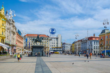 ZAGREB, CROATIA, JULY 28, 2015: Ban Jelacic monument on central city square (Trg bana Jelacica) in Zagreb, Croatia. The oldest standing building here was built in 1827のeditorial素材