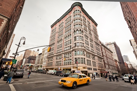 NEW YORK - JAN 6: City streetlife on Madison Avenue where situated one of the most expensive apartments in the city on January 6, 2011 in Manhattan, New York Cityのeditorial素材
