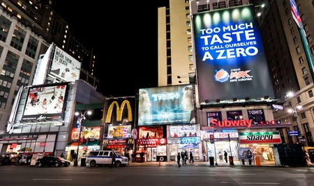 NEW YORK - JAN 7: Night streetscene on 7th Av.on January 7, 2011 in Manhattan, New York Cityのeditorial素材