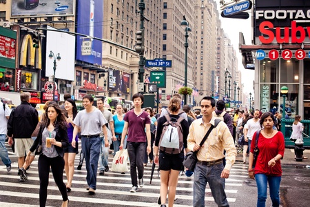 NEW YORK - JULY 3: People crossing the street on Seventh Avenue on July 3, 2011 at Manhattan, New Yorkのeditorial素材