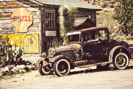 HACKBERRY - AUGUST 3: Hackberry General Store with a 1957 red Corvette car in front on August 3, 2012 in Hackberry , Arizona, USA. Hackberry General Store is a popular museum of old Route 66のeditorial素材