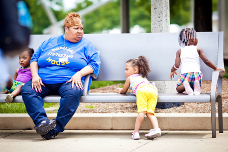 CHICAGO, USA - JULY 7, 2011: Mother with children on bench on July 7, 2011, Chicago, USAのeditorial素材