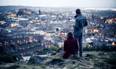 EDINBURGH, SCOTLAND - MAY 06, 2014: Couple on hill in Edinburgh. Edinburgh is the capital city and second most populous city in Scotland.のeditorial素材