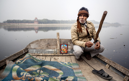 AGRA, INDIA - JANUARY 8, 2015: Man with Taj Mahal Palace on background on January 8, 2015 in Agra, Indiaのeditorial素材