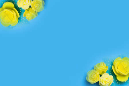 artificial roses on a blue background frame for text. copy spaceの写真素材