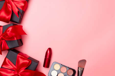 Black friday sale flat lay with make-up cosmetics, copy space, christmas and holidays concept on pink backgroundの写真素材