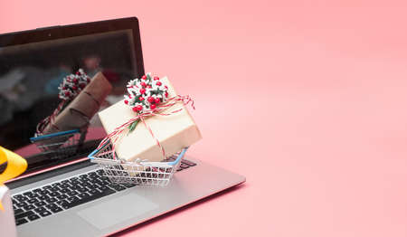 online marketing, krismas concept laptop with gifts, on pink background, banner, copy space