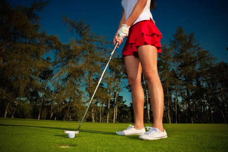 golf girl pating at greenの写真素材