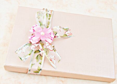 Tie gift box with transparent carrying a pink flowerの写真素材